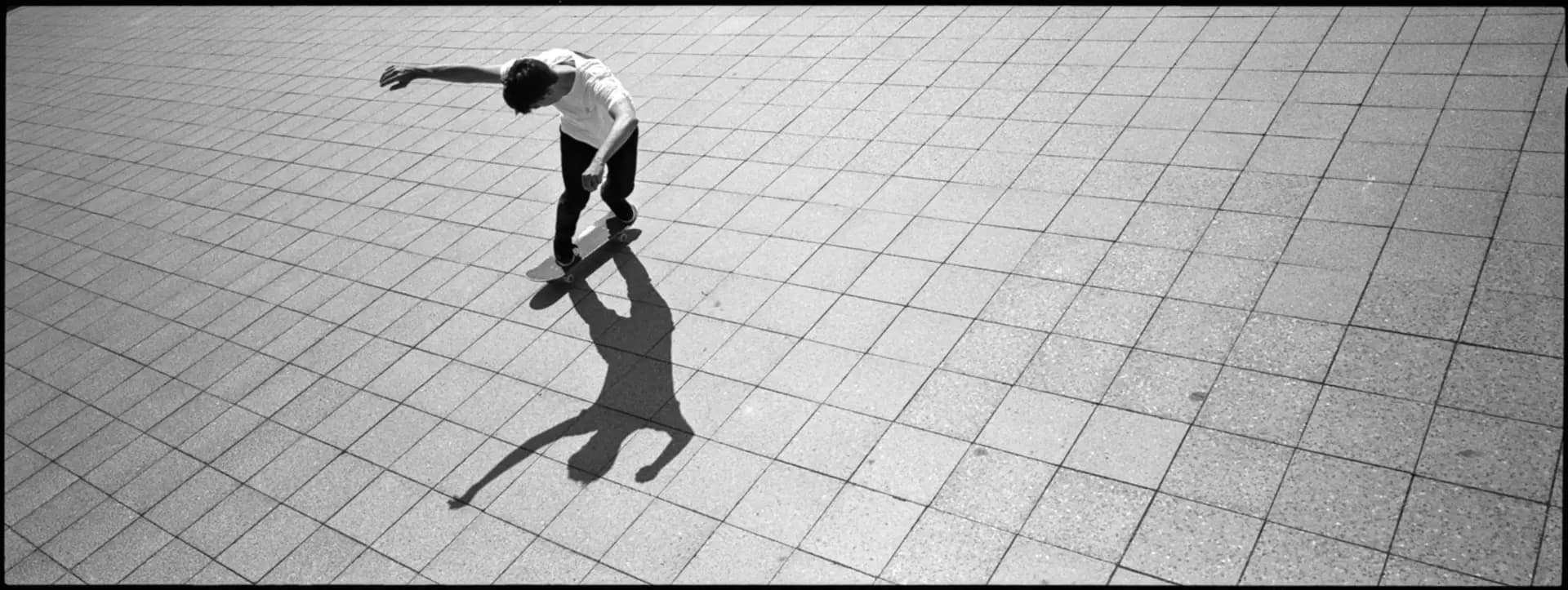 Henning Odebrecht – Backside Powerslide am Tempelhofer Feld Berlin, Skatefotografie von Carsten Beier