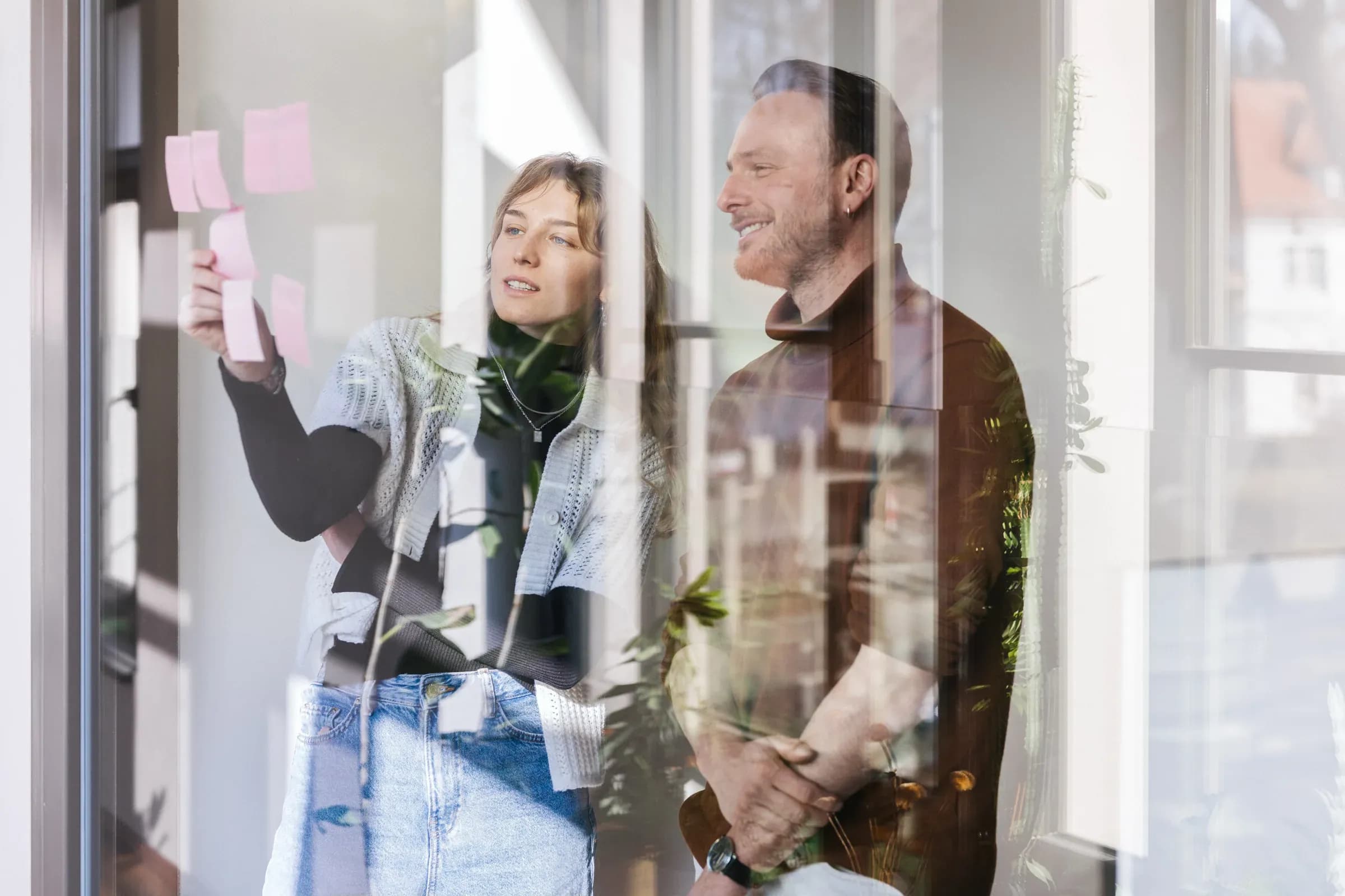 Corporate Fotografie Dresden – Teammeeting hinter Glaswand, Fotograf Carsten Beier